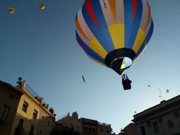 Warum bleiben Heißluftballons in der Luft?