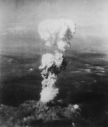 Pilzwolke über Hiroshima, nachdem die Bombe des kleinen Jungen abgeworfen wurde
